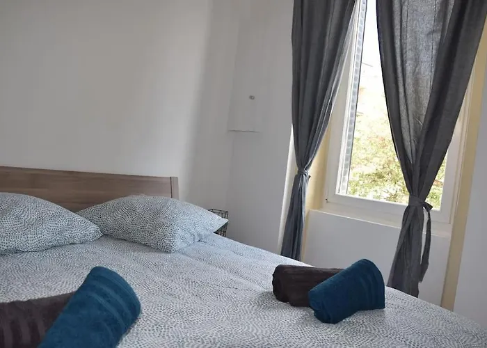 élégant T2 à Bron, Tramway à 2min, Box Parking, 4personnes Appartement *