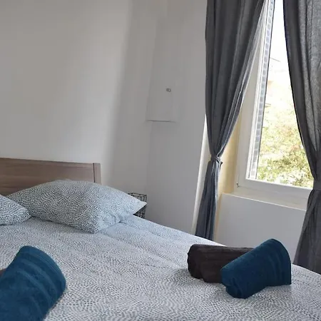 Elegant T2 A Bron, Tramway A 2min, Box Parking, 4personnes Apartment *