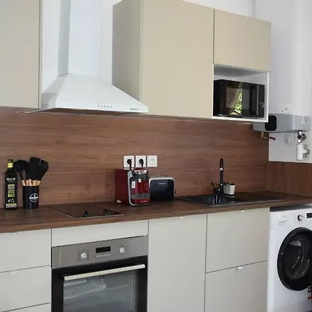 Elegant T2 A Bron, Tramway A 2min, Box Parking, 4personnes Apartment