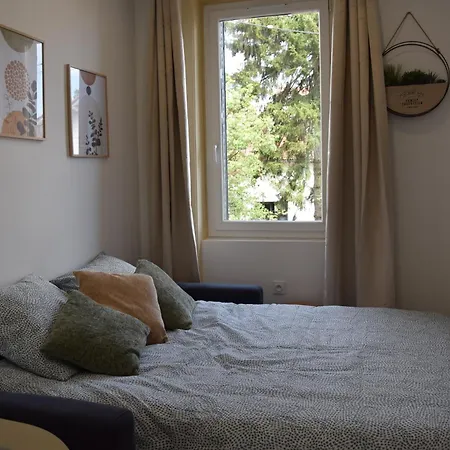 Elegant T2 A Bron, Tramway A 2min, Box Parking, 4personnes Appartement