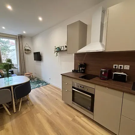 Elegant T2 A Bron, Tramway A 2min, Box Parking, 4personnes Apartment Bron
